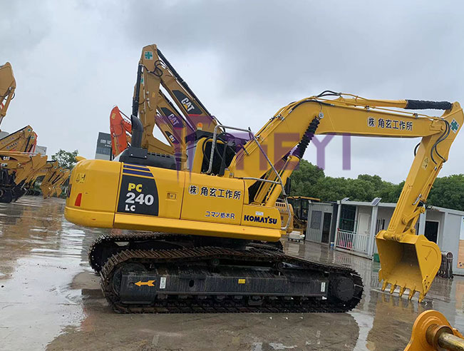 Komatsu Excavator PC240-8